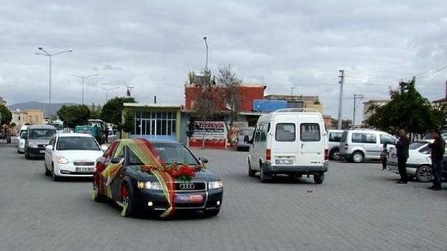 Pêkanînên faşîzane didomin; Polîsan bi darê zorê ala tirk bi karwana dawetê ve daliqandin