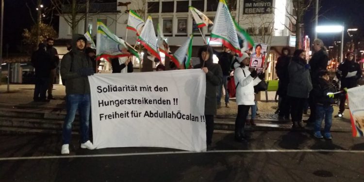 Li Almanya Ciwanên Kurd li dijî tecrîdê çalakî lidar xistin