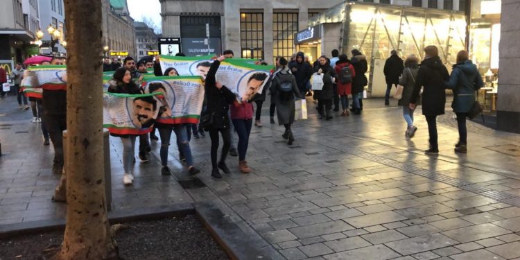 Ji Ciwanan li dijî qedexeya posterên Rêberê Gelan li Almanya çalakî