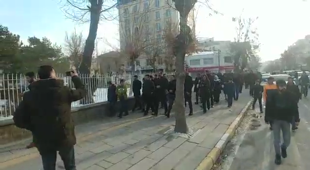 Gelê Wan’ê li dijî tecrîdê di kolanan de ye