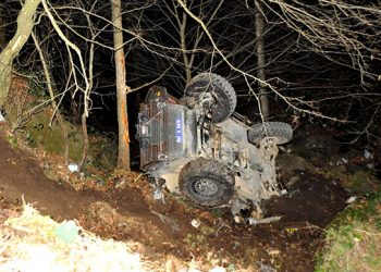 Wesayîta zirxî ya ku derketibû operasyonê qeza kir: 2 polîs birîndar bû!