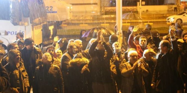 Çalakiyên li ber mala Leyla Guven didomin