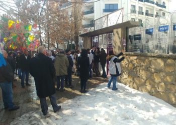 Polîsên dewleta Tirk a dagirker li Wanê êrîşî gel kirin