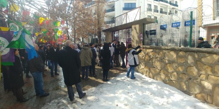 Polîsên dewleta Tirk a dagirker li Wanê êrîşî gel kirin