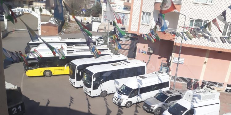 Bi otobusên şaredariyê derdorê avahiya HDP’ê ya Amed’ê hatiye dorpêçkirin!