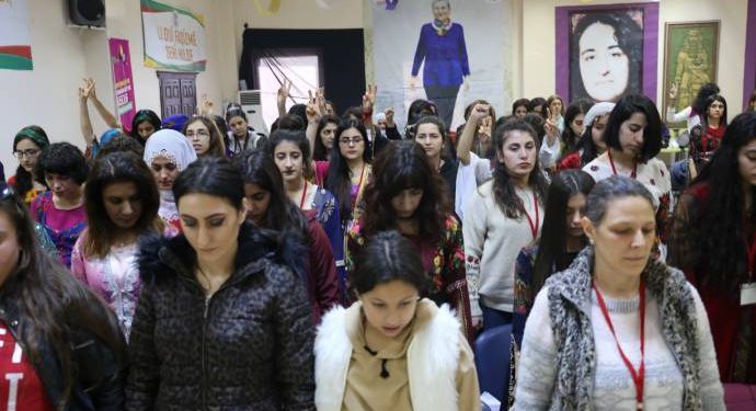 Konferansa Jinên Ciwan bi govendan dawî bû!