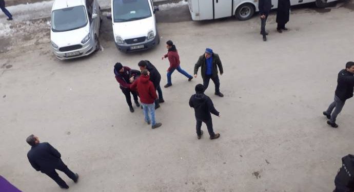 Li Muş’ê polîs êrîşê meşvanan kir: 2 şewirmend hatin binçavkirin