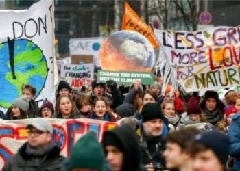 Li dijî guhertina avhewayê li Îngîstanê xwendekar meşiyan