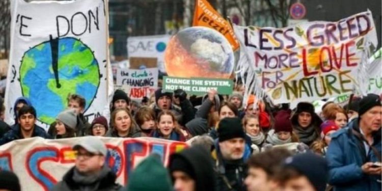 Li dijî guhertina avhewayê li Îngîstanê xwendekar meşiyan