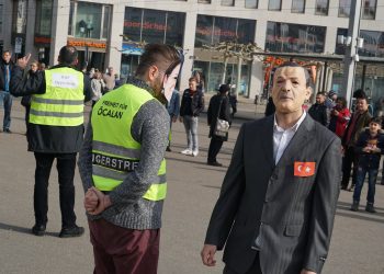 Li Kassel’ê Ciwanan ji bo grevên birçîbûnê şanoyek li dar xistin