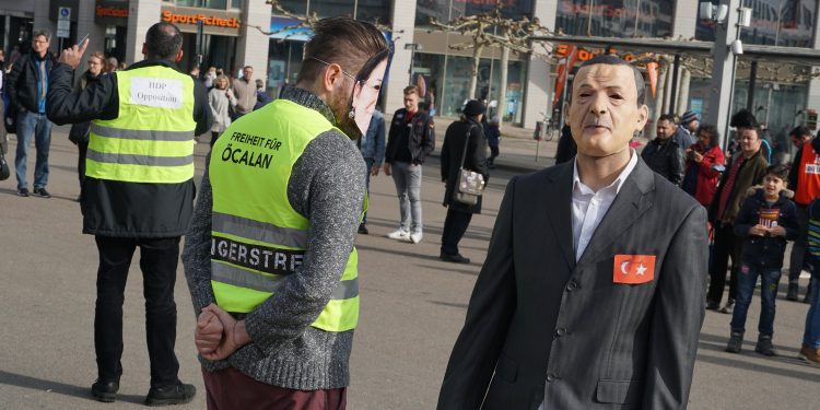 Li Kassel’ê Ciwanan ji bo grevên birçîbûnê şanoyek li dar xistin