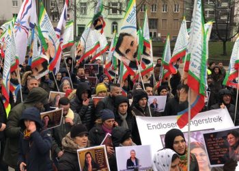 Li Kolnê gel di pêşengiya Jinên Ciwan de li dijî tecrîdê daket qadan