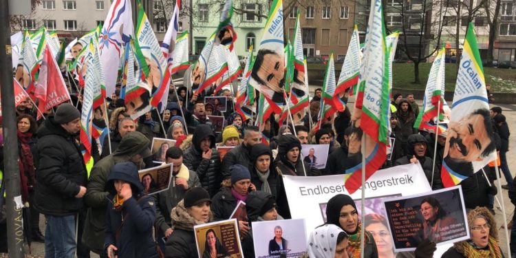 Li Kolnê gel di pêşengiya Jinên Ciwan de li dijî tecrîdê daket qadan