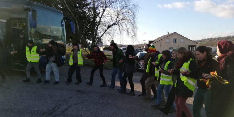 Di meşa dirêj a Enternasyonalan de nêzikatiyên polêsan vala hate derxistin!