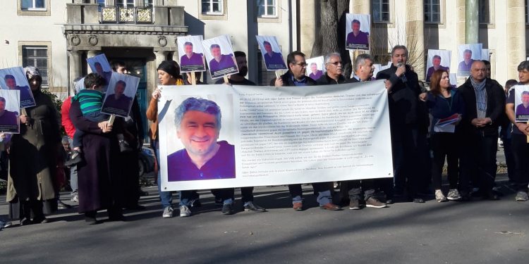 Gelê Kurd li ber dadgeha Krelfeldê piştgirî dan Ûgûr Şakar!