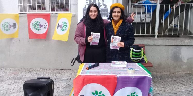 Meclîsên Jinên Ciwan ên Stenbol’ê ji bo Konferansê stand vekir