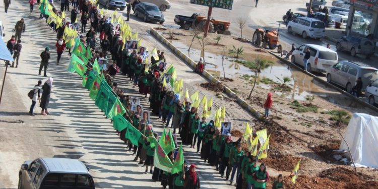 Jinên Ciwan li dijî komployê ji Kobanê dest bi meşa dirêj kirin