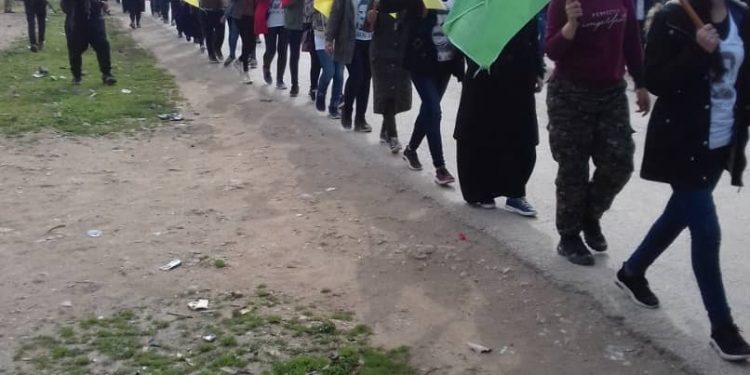 Meşa dirêj a ciwanên Bakurê Suriye û Rojavayê di roja xwe ya duyem de destpêkir