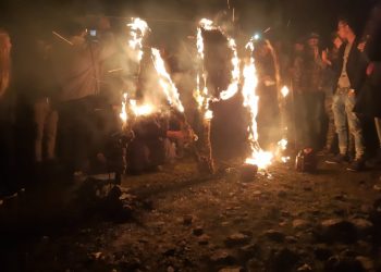 Li Dêrîkê ciwanan li dijî komployê bi agir navê Rêberê Gelan nivîsand!