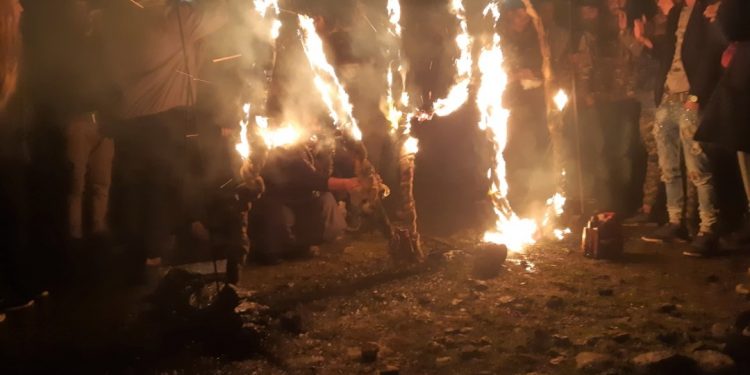 Li Dêrîkê ciwanan li dijî komployê bi agir navê Rêberê Gelan nivîsand!