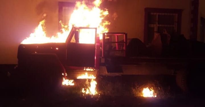 Li Edene’yê ciwanan li dijî komployê wesayîtek şewitandin. 