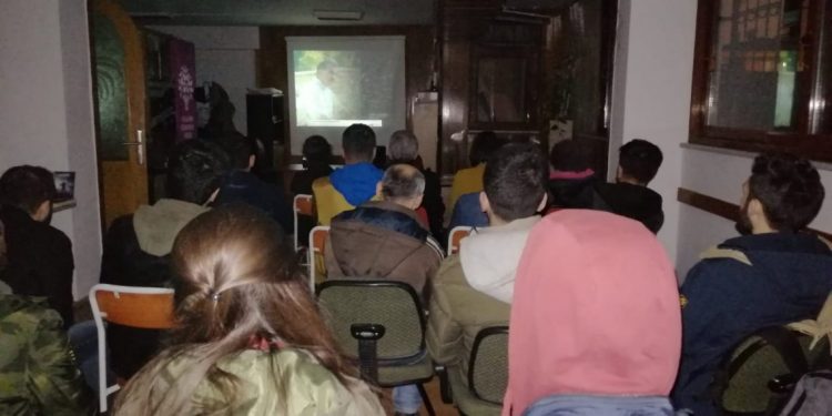 Meclîsên ciwanên Kadikoyê li ser Komployê sînevîzyon temaşe kir!