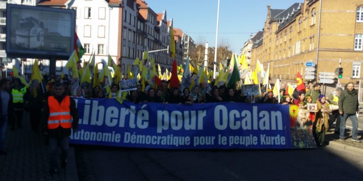 Li Strasbourg’ê bi deh hezaran li dijî komployê dest bi meşê kirin