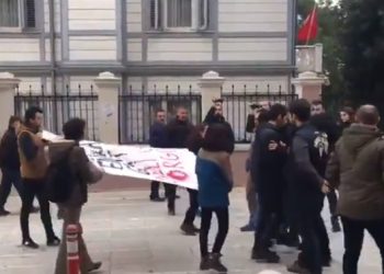 Li Kadikoy’ê polês êrîşa xwendekarên lîseyê kir