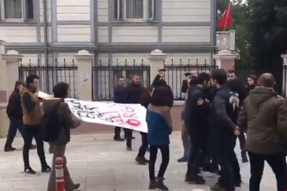Li Kadikoy’ê polês êrîşa xwendekarên lîseyê kir
