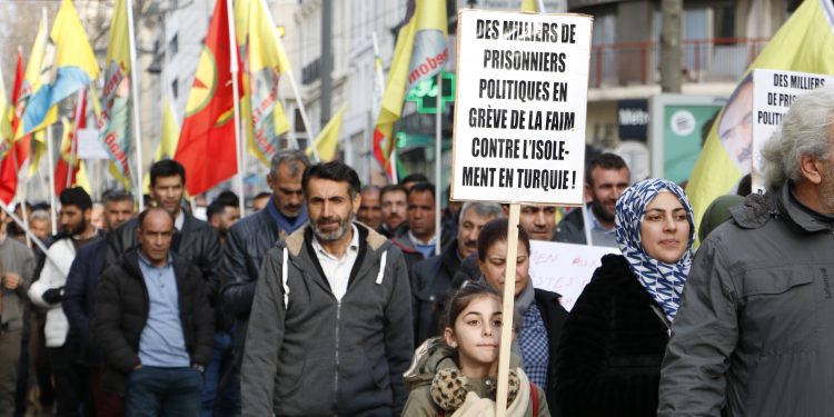 Kolanên Marsilya bi dengên “Leyla Guven ne tenê ye” olan da!