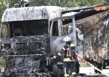 4 qamyonên şîrketa Alman a ku piştgirêvanê NATO ye hatiye şewitandin