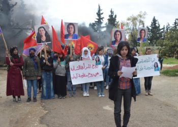 Jinên Ciwan li Minbicê piştgirî dan berxwedana çalakgerên greva birçîbûnê