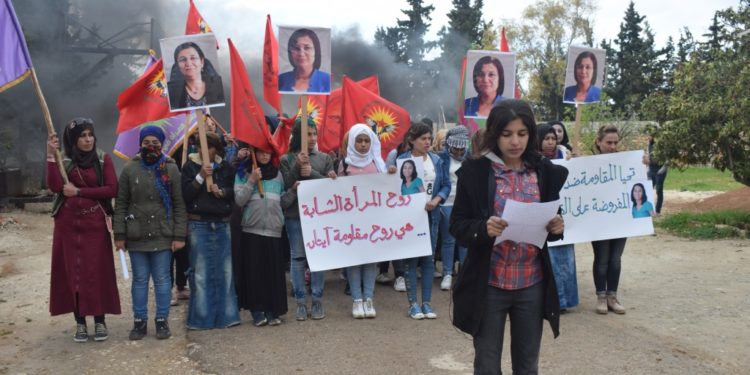 Jinên Ciwan li Minbicê piştgirî dan berxwedana çalakgerên greva birçîbûnê