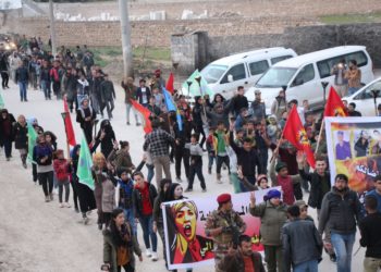 Ciwanên Minbicê piştgirî dan berxwedana girtîgehan