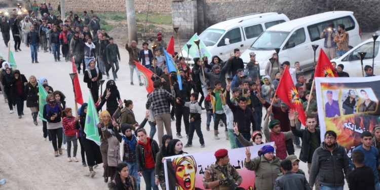 Ciwanên Minbicê piştgirî dan berxwedana girtîgehan