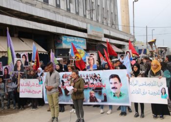 Jinên ciwan ên Minbicê piştgirî dan berxwedana girtîgehan