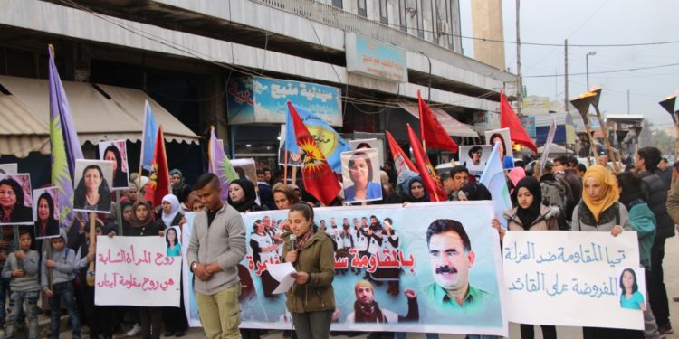 Jinên ciwan ên Minbicê piştgirî dan berxwedana girtîgehan