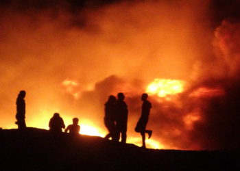Ciwanên Şoreşger li Kobanê agirê Newrozê geş kir