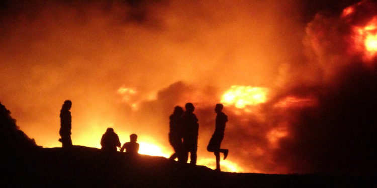 Ciwanên Şoreşger li Kobanê agirê Newrozê geş kir