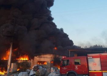 Bi agirê ku ‘sedema nayê zanîn’ li Îzmîrê fabrîkayek plastîkan şewitî