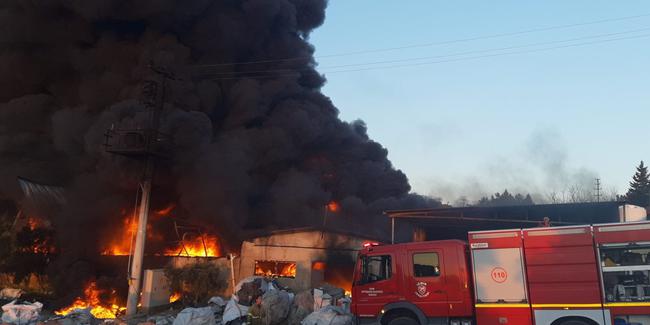 Bi agirê ku ‘sedema nayê zanîn’ li Îzmîrê fabrîkayek plastîkan şewitî