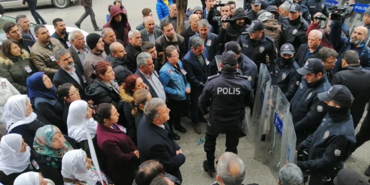Gelê Dîlokê ji bo Ayten Beçet barîkatên polisên dagirker derbaskirin û mala sersaxiyê