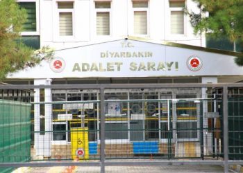 Cezayê ‘Çerxa Şoreşê’ dan xwendekarî û jê hat xwestin ku ‘Sirûda Îstîklalê’ bi destan binivîsîne