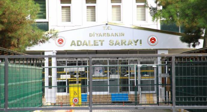 Cezayê ‘Çerxa Şoreşê’ dan xwendekarî û jê hat xwestin ku ‘Sirûda Îstîklalê’ bi destan binivîsîne