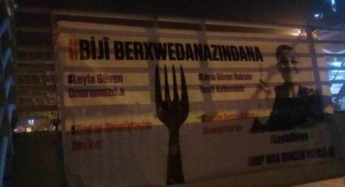 Ciwanên HDP’ê bi pankartan piştgirî dan greva birçîbûnê