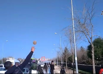 TAYBET – Ciwanekî kina xwe li hemberî polisên dagirker bi avêtina kevirekî nîşanda