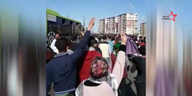 LEZGÎN – Newroza dirokî ya Amedê bi dawî bû: Bi slogana “Silav, hezar Silav ji Îmraliyê re” meş destpê kir