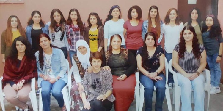 Waliyê dagirker gund Xinzorê xist çemberê: ‘Di cenazeyê Zehra Saglam de çalakiyên provokatif pêk bên’
