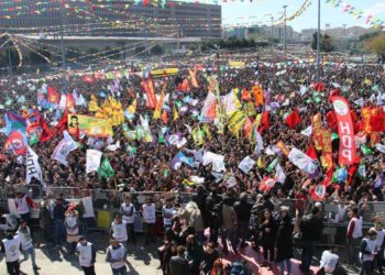 Li Newroza Stenbolê peyama hevpar: “Em berxwedana zîndanan girsettir bikin”