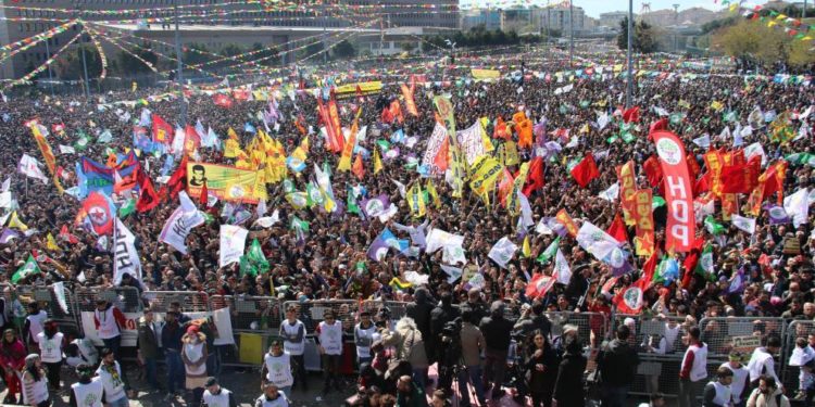 Li Newroza Stenbolê peyama hevpar: “Em berxwedana zîndanan girsettir bikin”